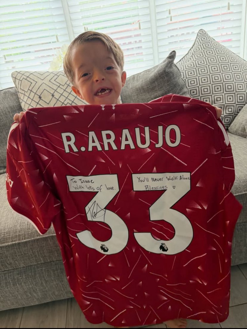 ney_yxx's tweet photo. Araujo sent a signed Liverpool shirt to Isaac🥹❤️ https://t.co/wJeCvIiMn6