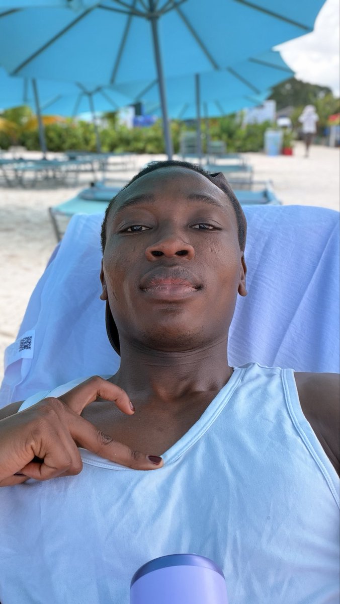 Joe_self_phu's tweet photo. Spent the day on the beach with my favourite person. https://t.co/kseHhk8qe8