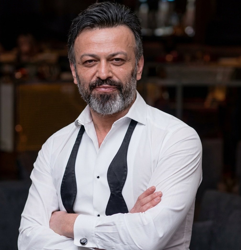 byyagli's tweet photo. Serhat Mustafa Kılıç’ı kaybetmenin derin üzüntüsünü yaşıyorum.

Sanat camiamızın başı sağ olsun.
Mekânın cennet olsun Serhat…
Seni ve güzel hatıralarını unutmayacağız.
#SerhatKılıç https://t.co/UaoxfMvHTu