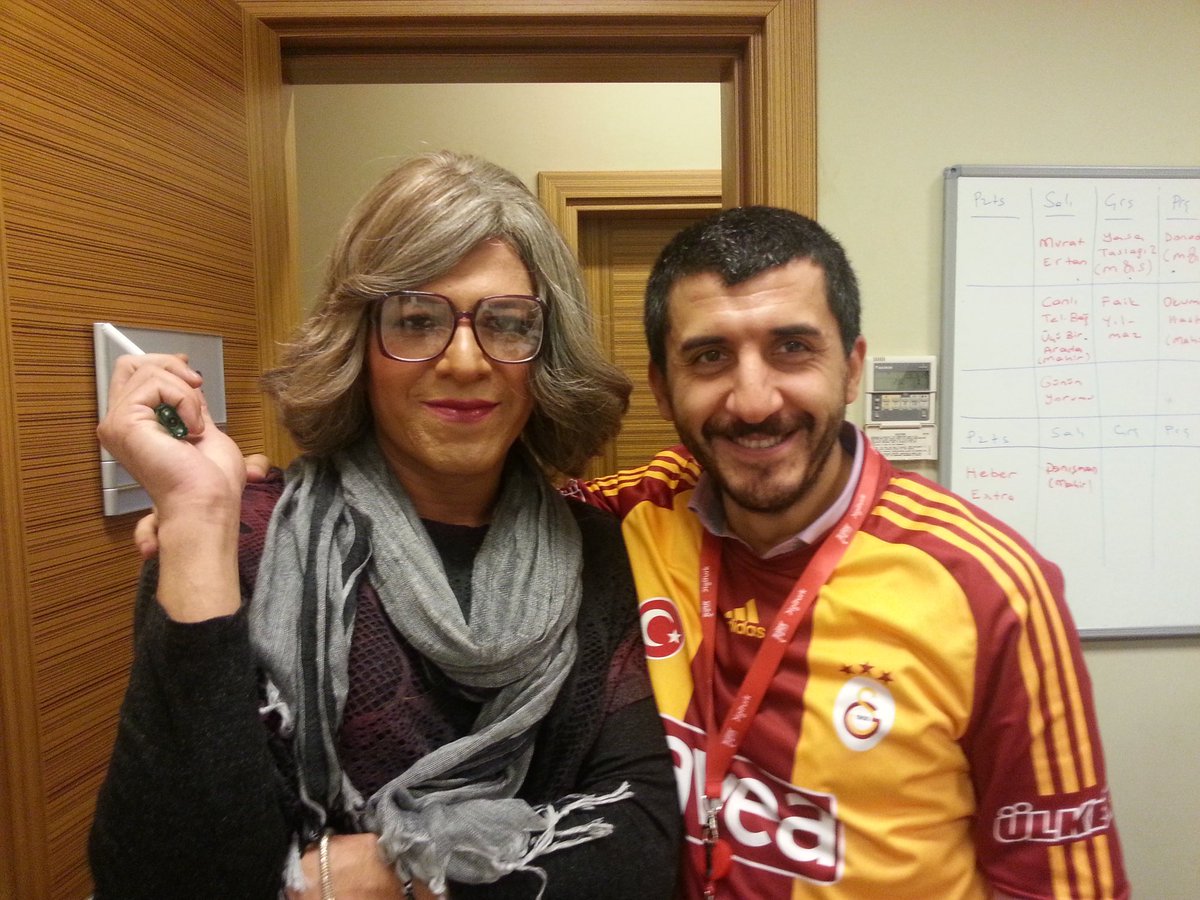sadancoskun's tweet photo. 2010 yılından kalma bu fotoğraf. 
“Heberler” çekiyoruz o yıllarda.  Kulisteyiz. 
O günlerden bugüne çok şey yaşadık. 
Çok kızdık, çok da eğlendik… 
13 yıl olmuş çalışmaya başlayalı, mali müşavirlikten öteye geçmiştik,arkadaştık…
Nurlar içinde uyu. 
Çok üzgünüm😢 
#serhatkiliç https://t.co/AkfbGpq1x3