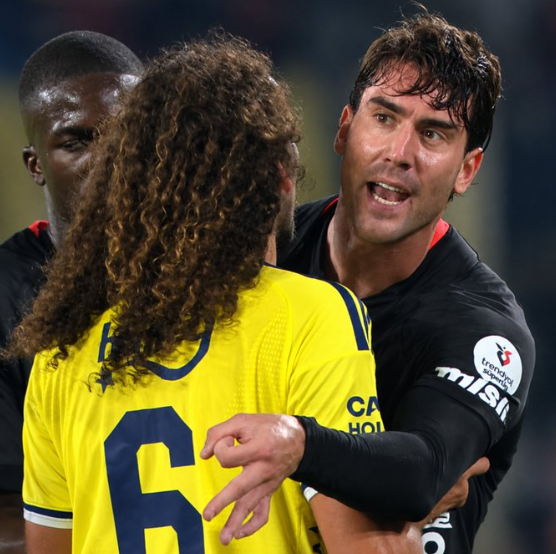 Gala4Win's tweet photo. Sen bu pozisyonda skriniara kırmızı vermezsen vlahovic de skriniar'a "top oyna top" işareti yapar. #fbvbjk https://t.co/Tq7QNomkPA