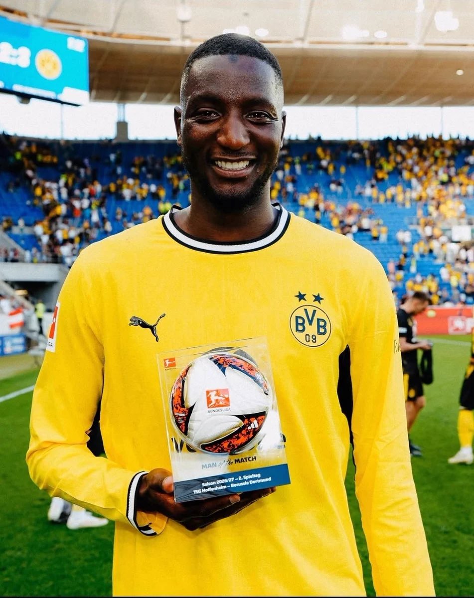 bvbkalle___'s tweet photo. Serhou Guirassy:
- 2 Tore in 2 Spielen 👍
- kann Tore vorbereiten 🔥
- spielt bei coolem Verein 😎
- hat Drip 🥵
- spielt immer 🐐

Harry Kane:
- 0 Tore in 2 Spielen 👎
- keine Vorlagen 🥱
- spielt bei Bayern 🤮 
-sieht aus wie ein Penner 😭
- wird gebenched 😂 https://t.co/fttKO1tRZs