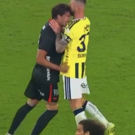 Gala4Win's tweet photo. Sen bu pozisyonda skriniara kırmızı vermezsen vlahovic de skriniar'a "top oyna top" işareti yapar. #fbvbjk https://t.co/Tq7QNomkPA