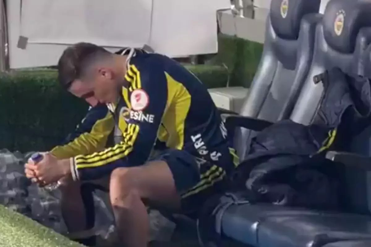 siyahalpacino's tweet photo. Geçen sene “bu daha iyi günlerin, fenerbahçe’den kovularak gönderildiğinde kahkaha atacağız” demiştik. Yine söylüyoruz, sana futbol özelinde mutluluk haram. Daha beter günlere inşallah @keremakturkoglu https://t.co/oj5XlrwOY7