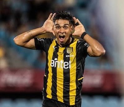 FPannone03's tweet photo. Está lento ? Si
Juega malhumorado? Si (por algo será)

Nunca critiquen al tipo que dejó todo por quedarse en Peñarol y que en las peores siempre estuvo…

Banquen a los buenos puteen a los malos. https://t.co/V4YMYfMzsa