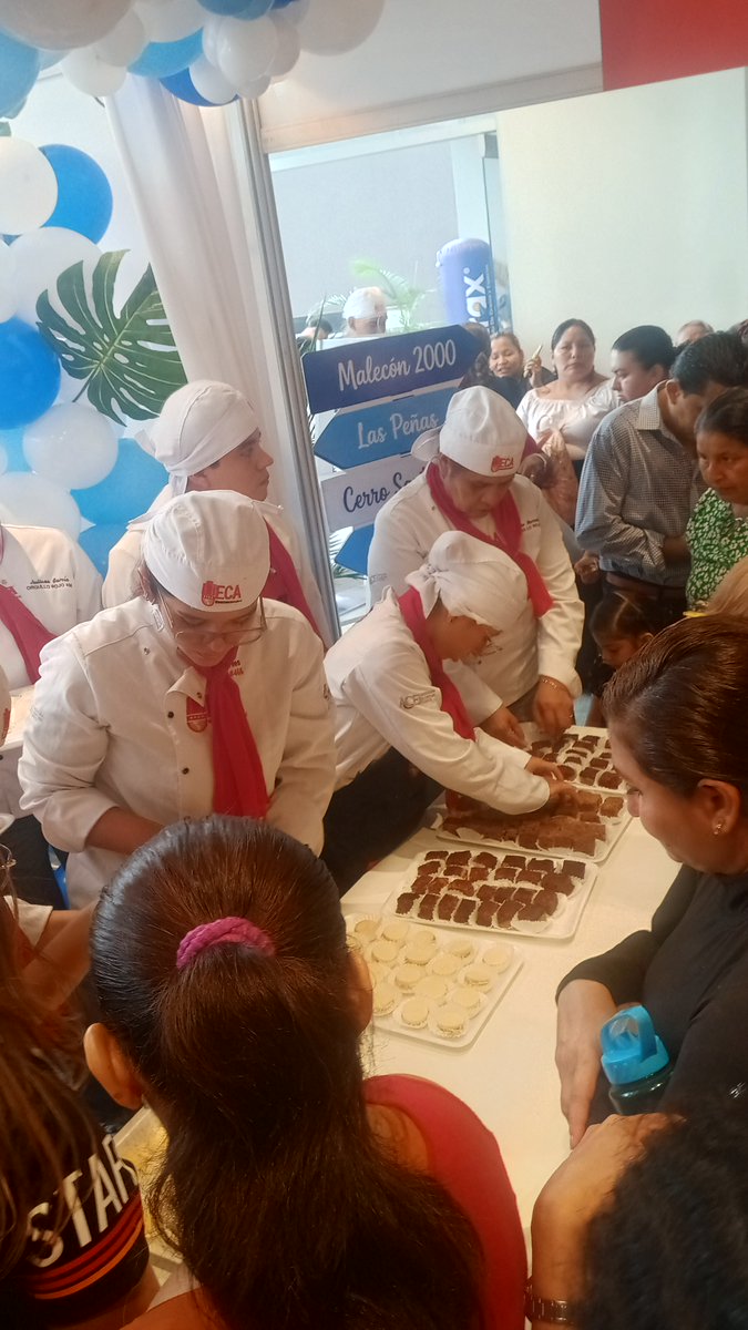 ElHonorablegye's tweet photo. Estos postres atrajeron a muchísimas personas durante el ECA Fest. 🍰

No alcancé a probarlos porque había una gran cantidad de visitantes esperando su degustación, pero quedó claro que despertaron muchísimo interés.

@CulinariaAmeri 

#ECAFest #Gastronomía https://t.co/nLdIgpPhLl
