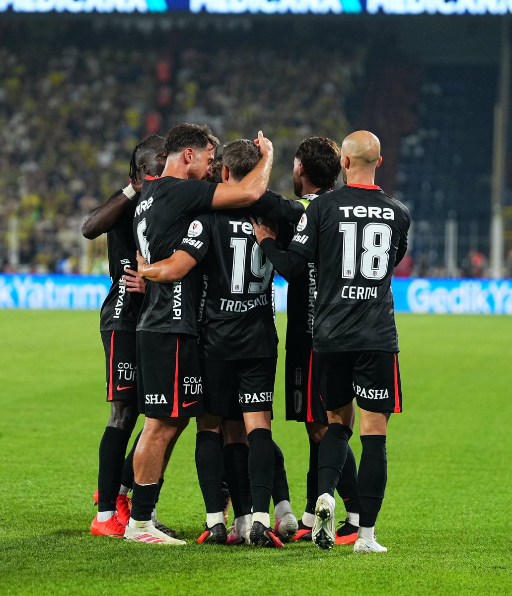 Besiktas's tweet photo. Takım. 👊

#ForzaBeşiktaş 🏴🏳️ https://t.co/rcXcYIYLd0