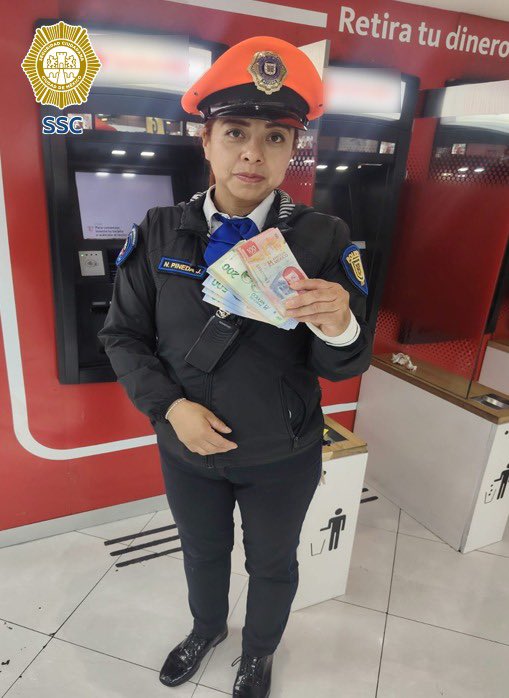 amarilloalarcon's tweet photo. ‼️ #Lealtad 
La uniformada de 
#PoliciaAuxiliar detectó en un
cajero automático 
una tira de billetes en el dispensador 
Dentro del #AICM #Terminal1

La oficial resguardó los billetes y pidió a una elemento de seguridad privada que realizara los trámites para su devolución https://t.co/Ce8SKDRtTO