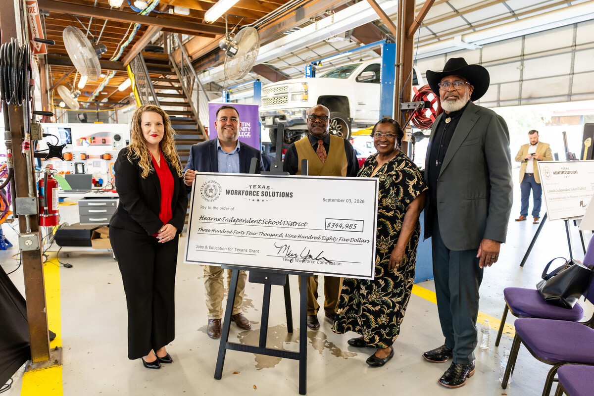 accdistrict's tweet photo. ACC received a $330,000 JET Grant from the Texas Workforce Commission (@TXWorkforce) to expand hands-on EV &amp; fleet maintenance training! The equipment added will let students practice with the exact tools used in the automotive workforce. ⚡️ https://t.co/vtCiuFuUiP https://t.co/xkP7P2Ocps