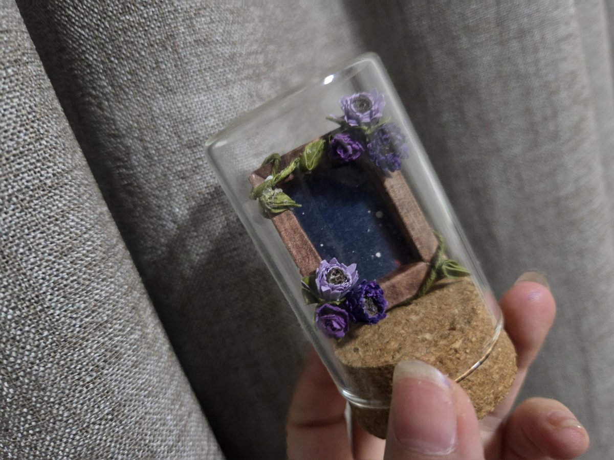 Flowerhkw's tweet photo. 購入��ただきました
紙だけで作りました
夜空と紫を意識して作らせていただきました
ありがとうございます！
 #ハンドメイド 
 #折り紙
 #プレゼント
 #ミニチュア https://t.co/wAr5OkZzOm