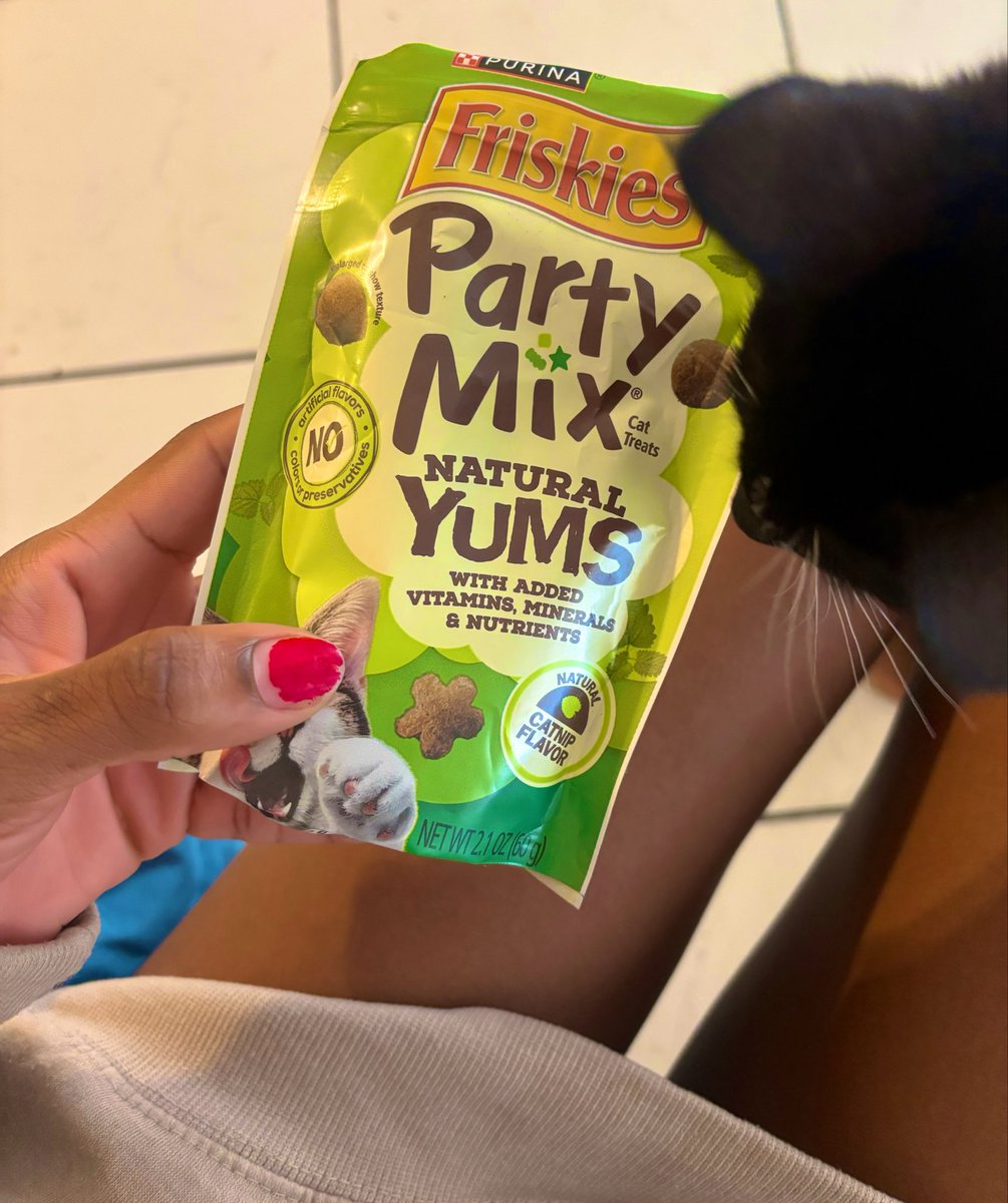 angelscharisma's tweet photo. the cutest pack of snacks for my kitten ! https://t.co/gKjPa9Mtii