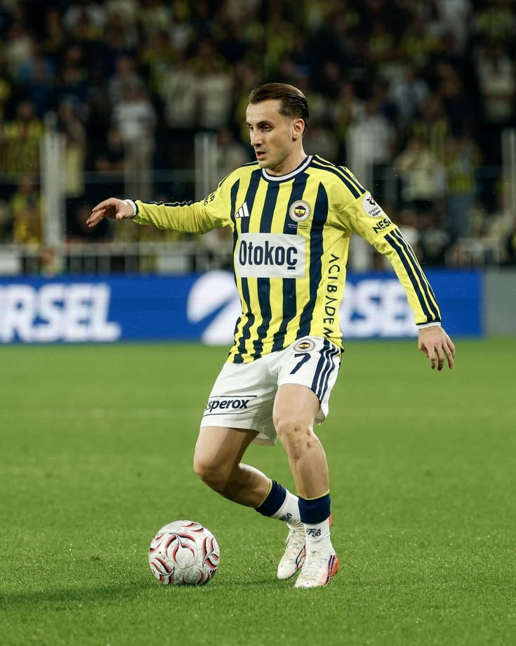fenerkolikorg's tweet photo. Kerem Aktürkoğlu: "Penaltı pozisyonumu tüm Türkiye görmüştür, Halil Umut Meler görmediğini söyledi. VAR'dan gelen bilgi topun dışarıda olduğu yönünde. 

Ben tekrarına baktım, içeride. Bize karşı bir şeyler farklı yorumlanıyor. Yoruldum. 

Saha içinde kalacağıma söz verdim ama bazı şeylerden yoruldum, bazı şeyler mide bulandırdı.

Tamam kötü oynayabiliriz. Hakemin işi gördüğünü verecek! Görmedim, önümde adam vardı diyor. Bu nasıl bahane, nasıl mazeret? Göreceksin.

Takımım penaltı kazanacaktı, belki 2-2 olacak, 3-2 olacaktı coşkuyla.  Gençlerbirliği maçında da aynı şey. 2 penaltı verilmedi. Burada verilmedi.

Ortada bir adil şey yok. Kötü oynadığın maçta da kazanabilirsin. Bir şeylere artık dur denmesi lazım!"