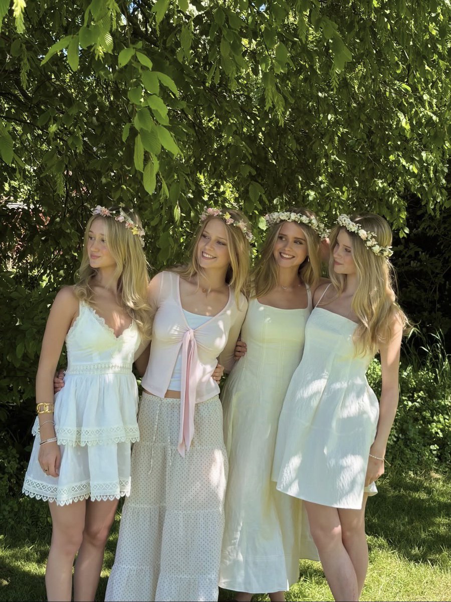 volateality's tweet photo. Karl Marx failed to realize he can be blessed with blondes in summer dresses and brunettes in wide leg jeans https://t.co/YITWiiFrBX