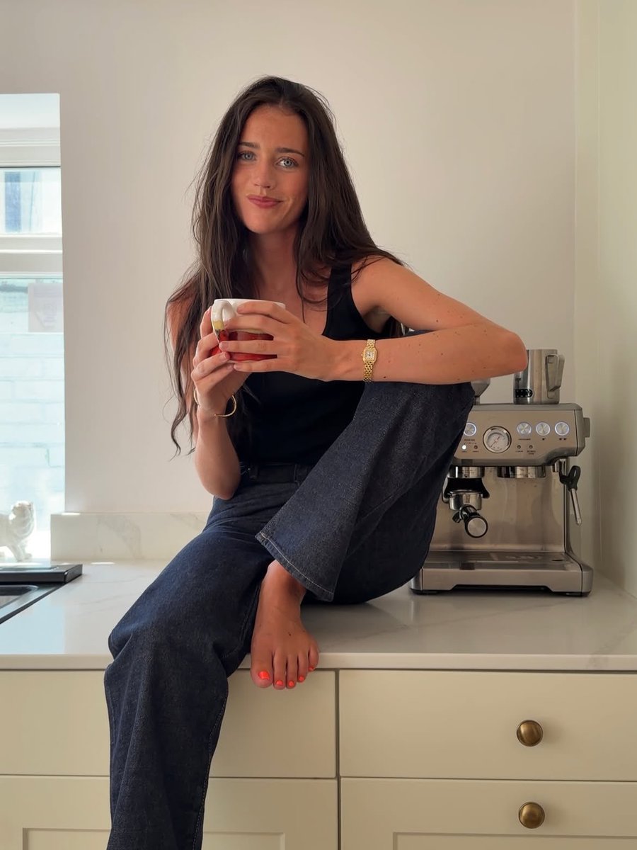 volateality's tweet photo. Karl Marx failed to realize he can be blessed with blondes in summer dresses and brunettes in wide leg jeans https://t.co/YITWiiFrBX