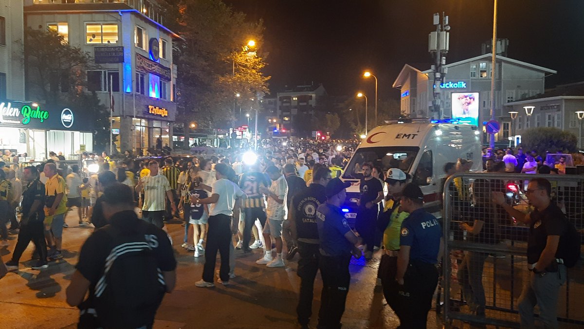ismysn's tweet photo. Derbide anahtar orta saha deniliyordu 2. yarı Beşiktaş 3. bölgeye kolay hakim oldu.
Fenerbahçe açısından birbirinin zıttı iki devre izledik. Kerem çok hareketliydi ancak topla buluşmada yardım alamadı. Guendouzi erken düştü.
🔻 4. hafta 2. mağlubiyet. Kadıköy'de stat önü gergin https://t.co/vG5vwDZmDh