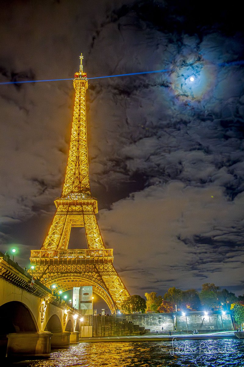 _cosmicearth's tweet photo. Golden lights shining under a moody Parisian sky. 🇫🇷✨
A Lunar Corona over Paris
Image Credit &amp; Copyright: Valter Binotto https://t.co/GzTStKvZUl