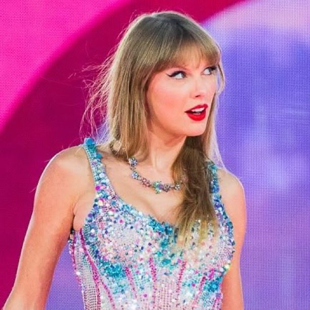 Indie5051's tweet photo. Taylor Swift aparece en la portada de Una historia del mundo moderno: de 1950 hasta la actualidad, junto a Nelson Mandela, Margaret Thatcher y otras grandes figuras históricas.

Taylor y Thatcher son las únicas mujeres que aparecen en la portada. https://t.co/TnFxvT5iC4