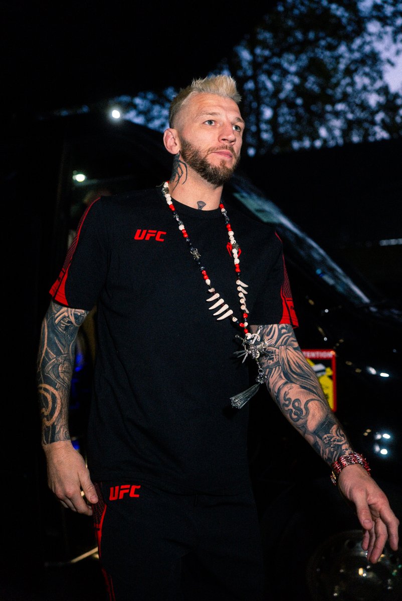 ufc_jp's tweet photo. 決戦の舞台🏟️アコー・アリーナに到着したダン・フッカーとサラディン・パルナス📸
#UFCParis
📺@UNEXT_fight & #UFCFightPass https://t.co/MC7x87T52x