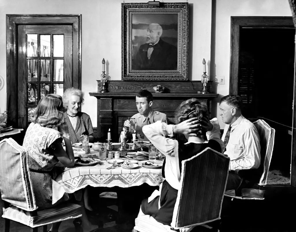 For_Film_Fans's tweet photo. In what could be a scene from “It’s A Wonderful Life” 37yr old Jimmy Stewart sits down at the table with his younger sister Mary, mother Elizabeth, father Alexander, and younger sister, Virginia in 1945. https://t.co/4JJwlDJJBW