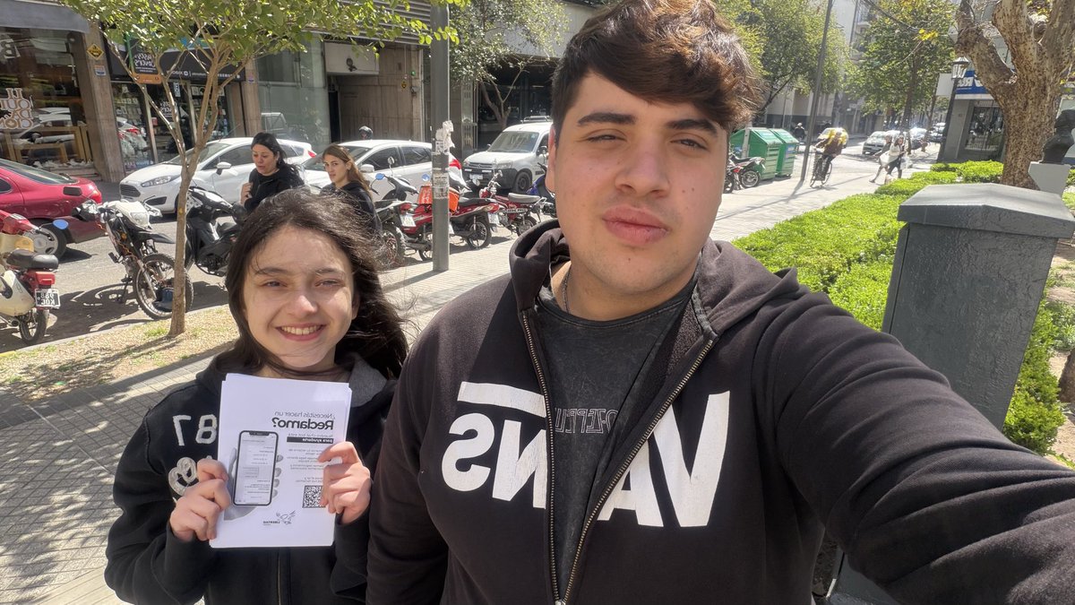 CShahmorad's tweet photo. Durante la mañana hicimos una folleteada del ChatBot de LLA en Plaza Pringles, acercando a los vecinos información sobre cómo realizar sus reclamos📲. El equipo de @romidiezok siempre presente y a disposición. VLLC!! https://t.co/C3wTmAFYRB