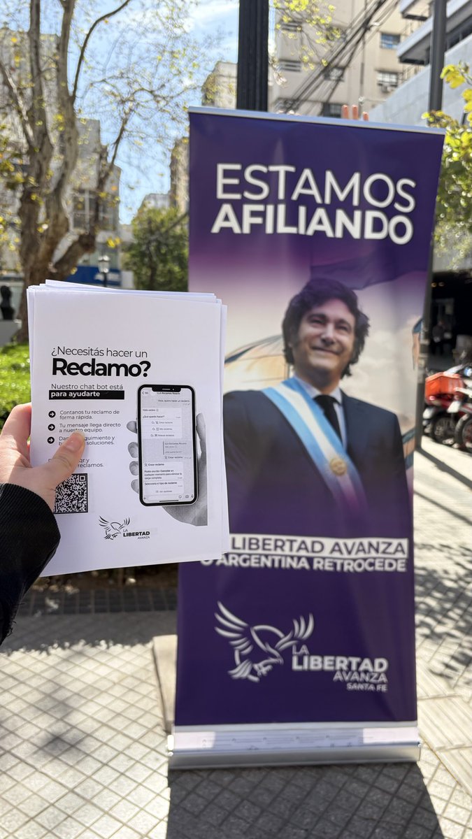 CShahmorad's tweet photo. Durante la mañana hicimos una folleteada del ChatBot de LLA en Plaza Pringles, acercando a los vecinos información sobre cómo realizar sus reclamos📲. El equipo de @romidiezok siempre presente y a disposición. VLLC!! https://t.co/C3wTmAFYRB