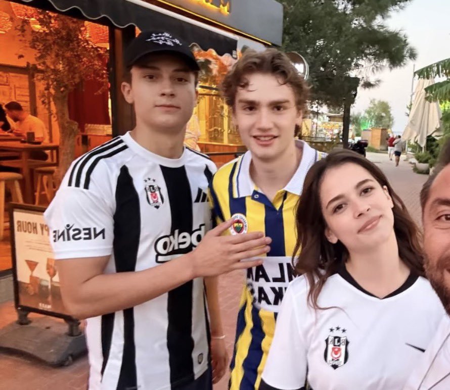 peachiimuse's tweet photo. #daha17 #Çağanefeak #helinelveren #atayaşat :: so cute picture, peace before the chaos lmao 🤣 since ata team lost and cagan helin being all happy haha https://t.co/gbyns7bzoB