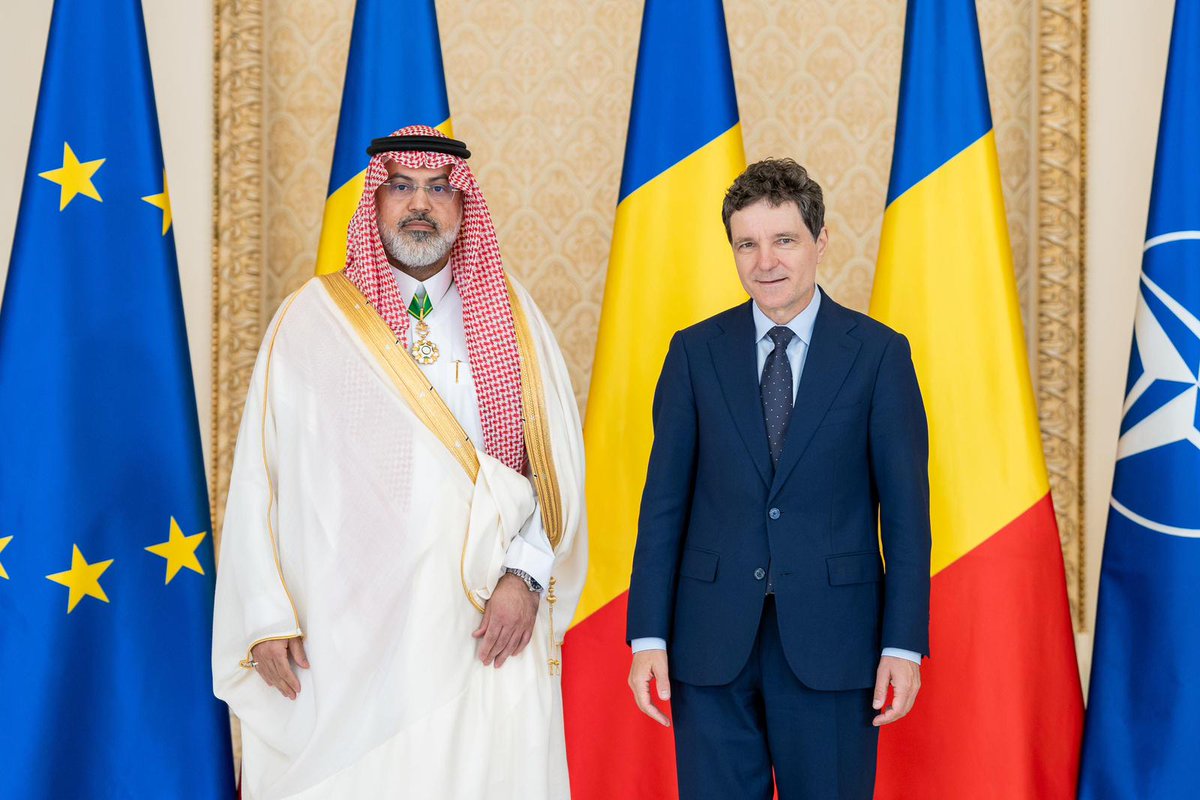 SPAregions's tweet photo. السفير الشمري يُقدّم أوراق اعتماده لرئيس رومانيا.
https://t.co/jYSphMaiLF
#واس https://t.co/NMiOXycGit
