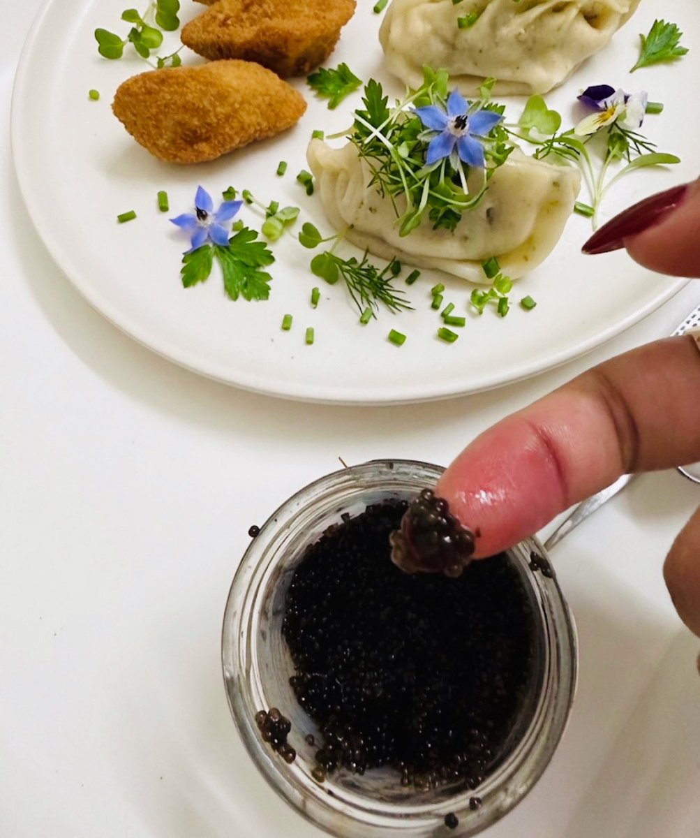 pamelagoswami9's tweet photo. Garden herbs, edible blossoms & midnight pearls — a quiet plate, at home 🤍🌙
#home #midnightcravings 🌿🌸🖤 https://t.co/xAhcyjH0yP