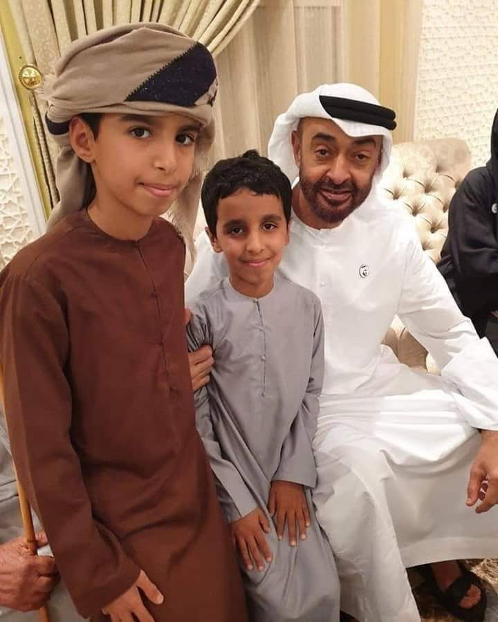 drgalalhatem's tweet photo. شيخ العرب الشيخ محمد بن زايد الله يحفظه ..مع اولاد أحد الشهداء الإماراتيين الذين استشهدوا من أجل الجنوب في 5 سبتمبر 2019.
...الوفاء يجمعنا https://t.co/NlricWBbCA