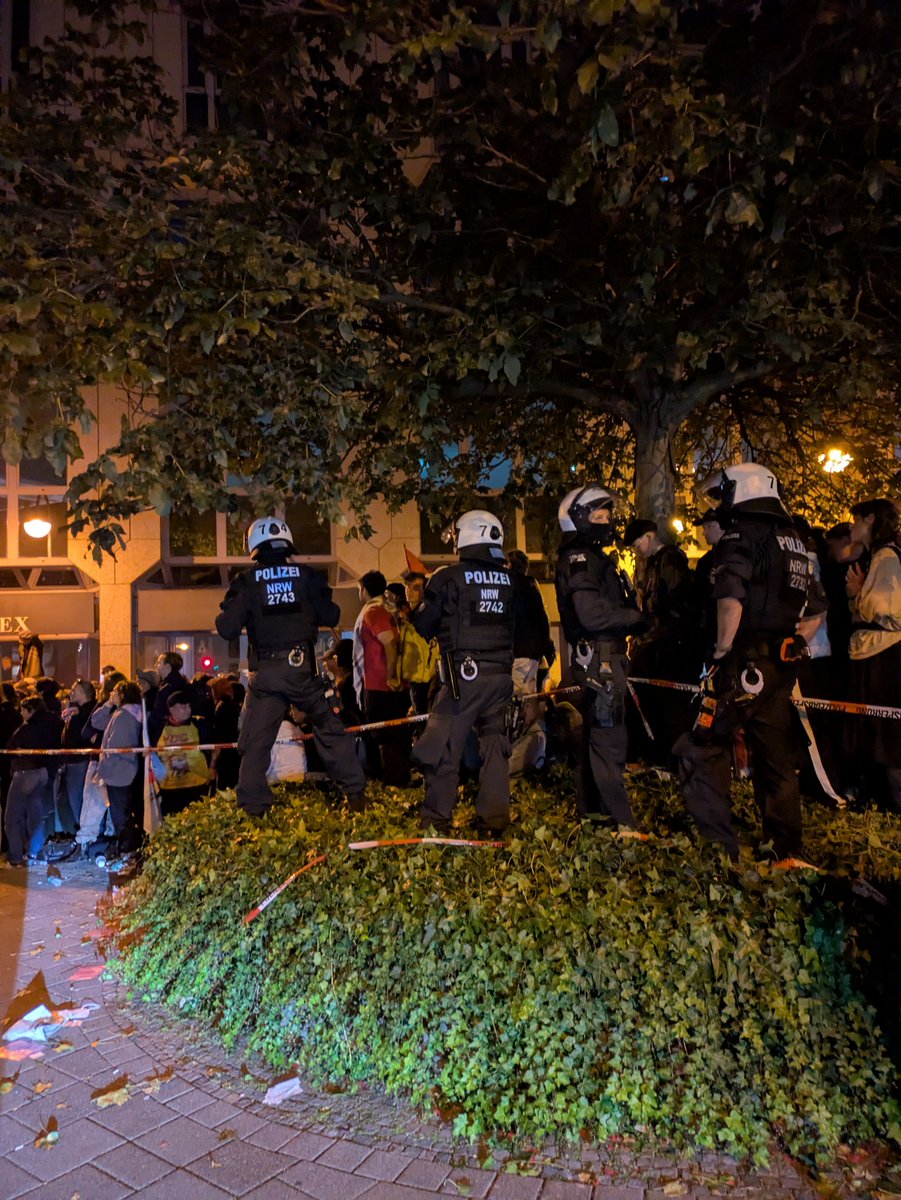 jugendinfo's tweet photo. 21:16 - Mittlerweile hat auch die Kundgebung am Rand des Kessels eine eigene Polizeikette. Im Kessel wird währenddessen weiter gesungen. #RheinmetallEntwaffnen https://t.co/sfOICDPfJS