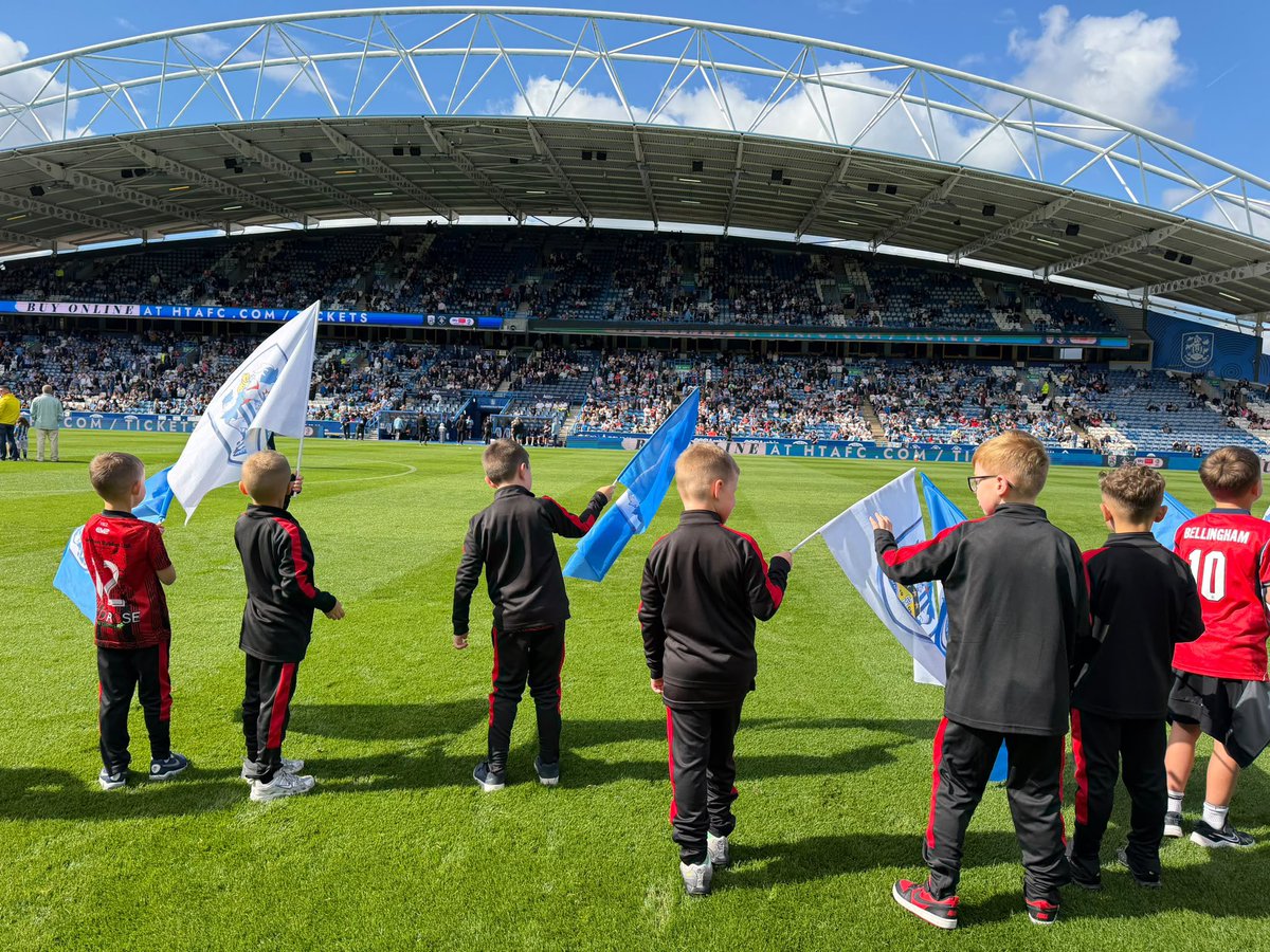 SpringheadAFC's tweet photo. Today has been a very exciting day for our Under 8s Owls, they were the flag bearers for Huddersfield Town FC, in front of a crowd of 18,000 people! 🔵⚪️

They were amazing and a credit to our club, making memories to last a lifetime! 

#UpTheHead 
🇾🇪🔴⚫️ https://t.co/B5Tg2UxSHq