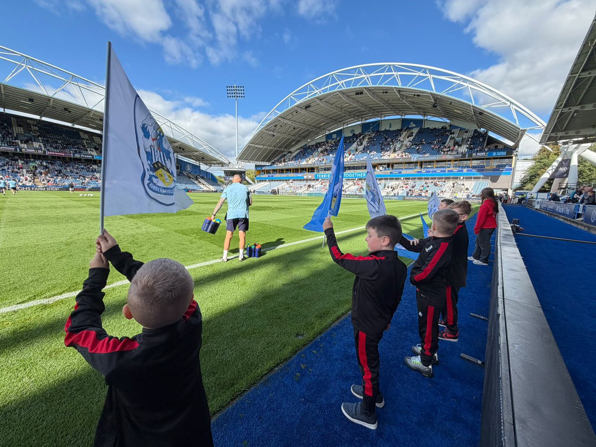 SpringheadAFC's tweet photo. Today has been a very exciting day for our Under 8s Owls, they were the flag bearers for Huddersfield Town FC, in front of a crowd of 18,000 people! 🔵⚪️

They were amazing and a credit to our club, making memories to last a lifetime! 

#UpTheHead 
🇾🇪🔴⚫️ https://t.co/B5Tg2UxSHq