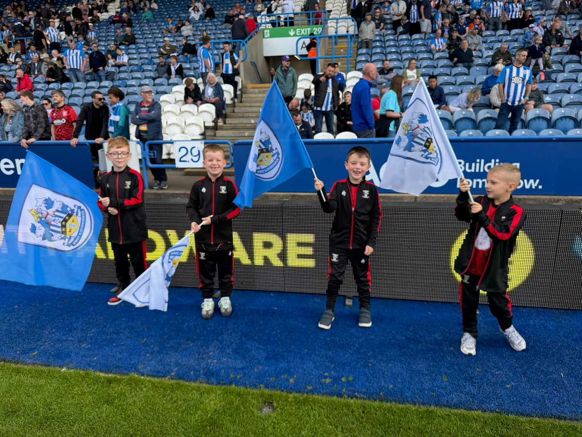 SpringheadAFC's tweet photo. Today has been a very exciting day for our Under 8s Owls, they were the flag bearers for Huddersfield Town FC, in front of a crowd of 18,000 people! 🔵⚪️

They were amazing and a credit to our club, making memories to last a lifetime! 

#UpTheHead 
🇾🇪🔴⚫️ https://t.co/B5Tg2UxSHq