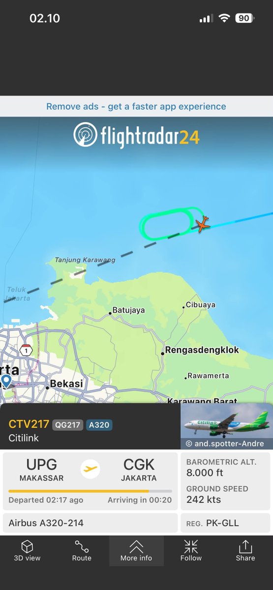 roziisol's tweet photo. Yuuu bismillah cepat landingg di cgk. Daritadi ngeliatin pesawat iniiiii, karena dia satu satunyaaa yang mau landing di cgk tp masih muter2 karna abu vulkanik sepertinya… https://t.co/fuJPwCrfjr