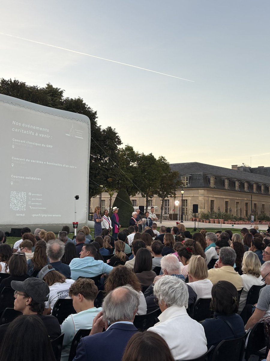 mairie7's tweet photo. 📽 Quel succès pour cette dernière soirée des #Invalidesfontleurcinema !Merci à #GeorgeClooney pour son soutien &amp; d'avoir permis la projection de son film #Ilsétaientcommeunseulhomme avec @Gouv_mili_Paris. 
Merci à tous pour votre générosité ! 🙏 https://t.co/4j3ACxH0mj