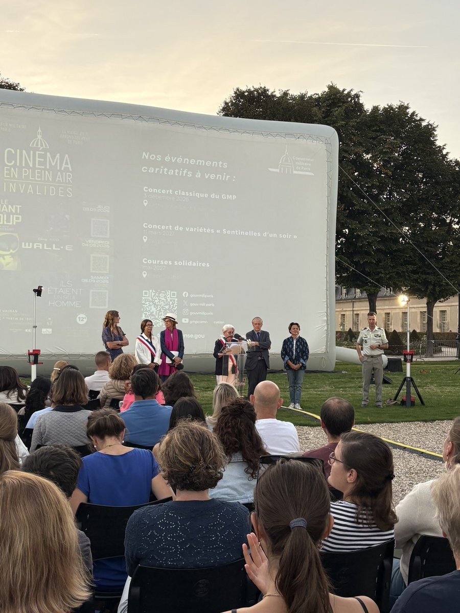 mairie7's tweet photo. 📽 Quel succès pour cette dernière soirée des #Invalidesfontleurcinema !Merci à #GeorgeClooney pour son soutien &amp; d'avoir permis la projection de son film #Ilsétaientcommeunseulhomme avec @Gouv_mili_Paris. 
Merci à tous pour votre générosité ! 🙏 https://t.co/4j3ACxH0mj