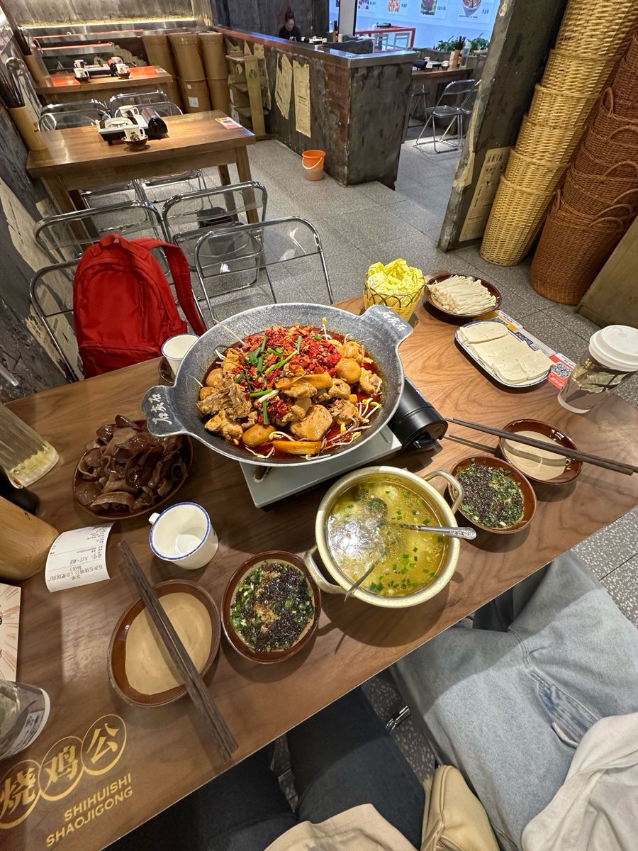 raperozpu's tweet photo. Late-night bento steam curling up, old man hums a folk tune at the tiny counter—tonight’s menu has braised pork, just how we like it. https://t.co/IJXq87MaOX