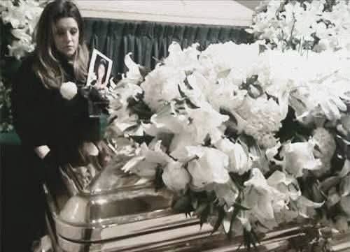 ElvisNumber1's tweet photo. On September 3, 2009, @LisaPresley attended @michaeljackson’s private funeral service at Forest Lawn Memorial Park in Glendale, California. https://t.co/ztBkCRjAhc