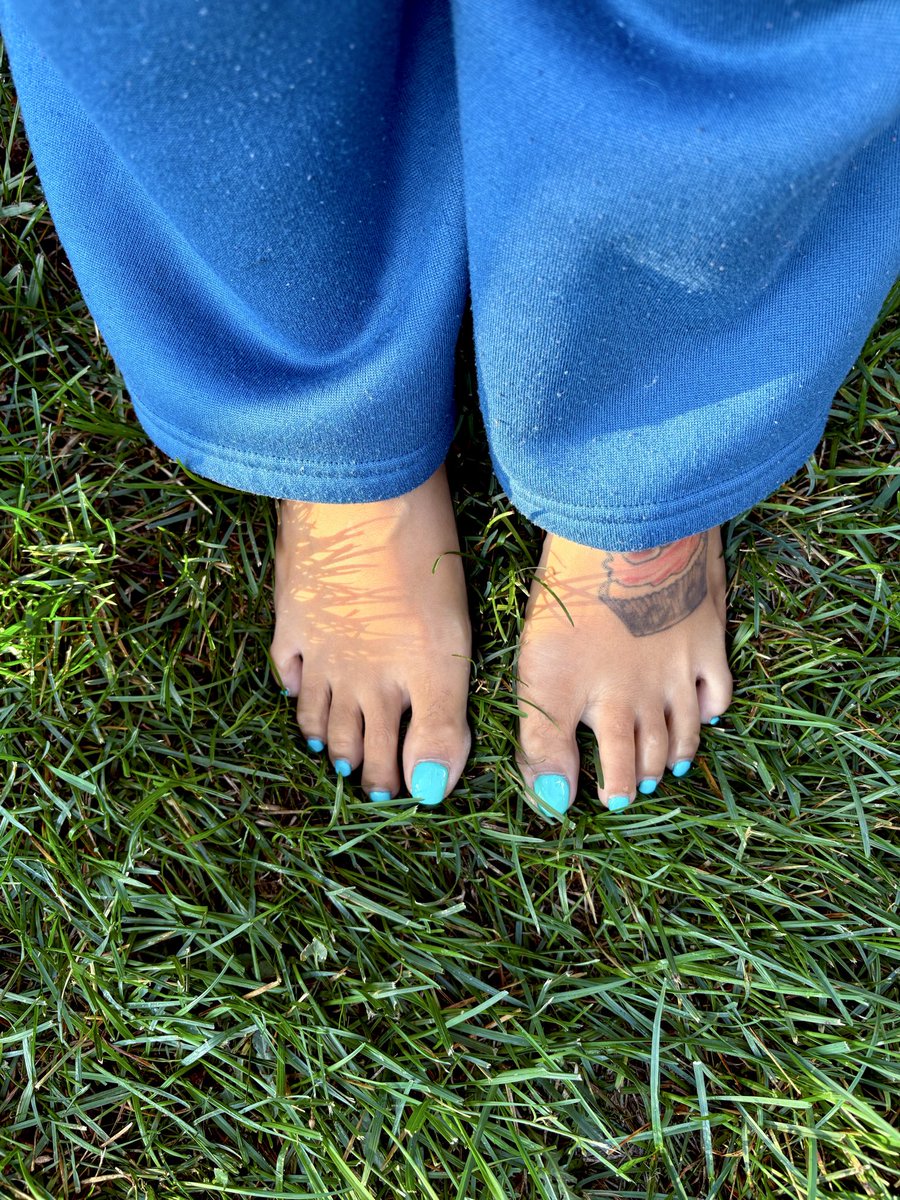 Cicithesetoes's tweet photo. Grounding 👣🥰
#toesingrass #footmodel #feetfetısh #toes https://t.co/Bznxdhv0rE