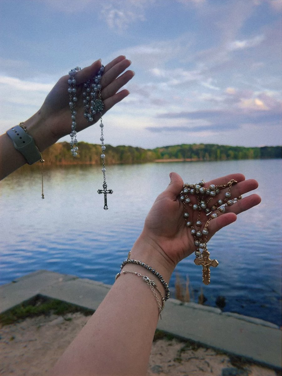 chiamaka___o's tweet photo. Before the day ends,
take your Rosary and pray.

Offer your intentions
to Jesus through Mary.

Mary, Queen of the Holy Rosary,
pray for us. 💙🙏 https://t.co/8MUL6tWw1F