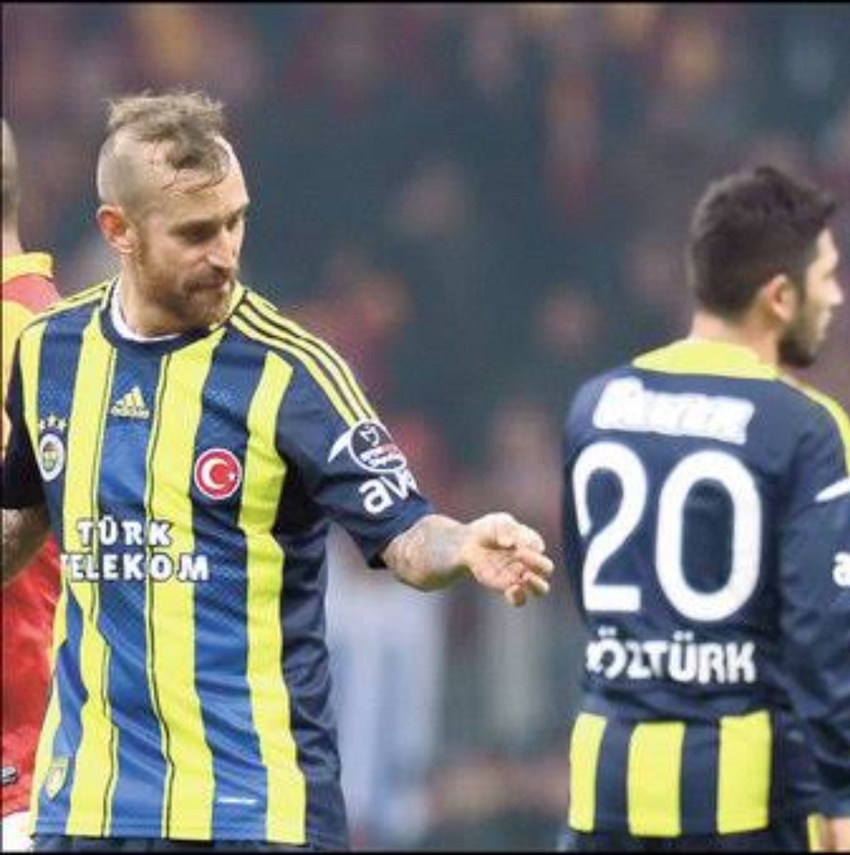FenerPlus_'s tweet photo. 2012 yılında Dusan Vlahovic’in yaptığı hareketi yapan Raul Meireles 12 maç ceza almıştı.

#FBvBJK https://t.co/yFWvjUog53