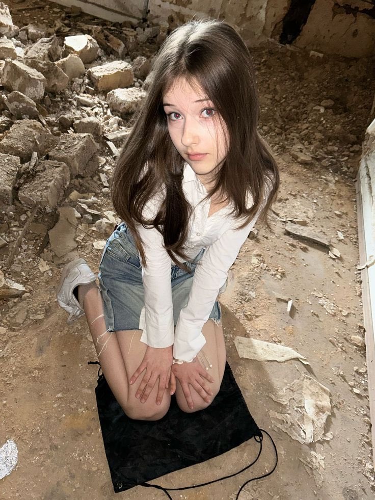annaruralcam's tweet photo. We're having a photo shoot here 🤝❤️#villagelife #farmgirls #teenagers https://t.co/BHO2mz0B68