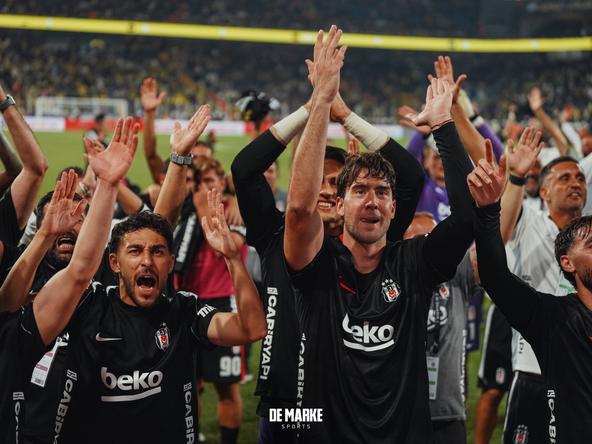 demarkesports's tweet photo. Dusan Vlahovic, ilk derbi galibiyetini taraftarlarla kutladı. https://t.co/8gIHMh79f6