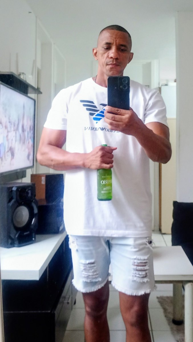 Wellington21485's tweet photo. Boa tarde, comecei em aaaaaaa 🍺🥃🍗🏋️💪 https://t.co/5ws4PamzDH