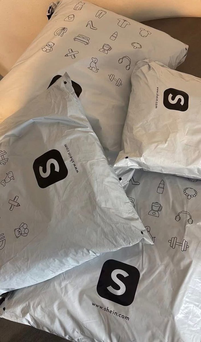DiaryyOfCatt's tweet photo. I love a “ YOUR PACKAGE WAS DELIVERED “ text message 🎀 https://t.co/hwmBWU5wSO