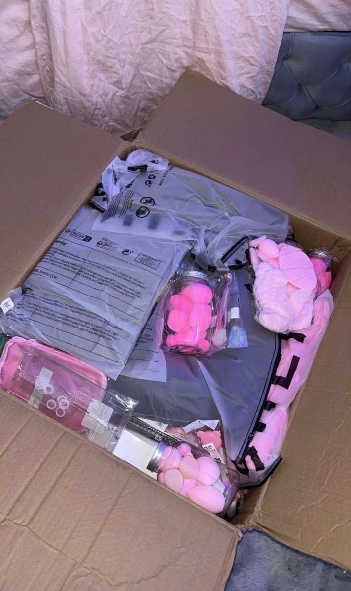 DiaryyOfCatt's tweet photo. I love a “ YOUR PACKAGE WAS DELIVERED “ text message 🎀 https://t.co/hwmBWU5wSO