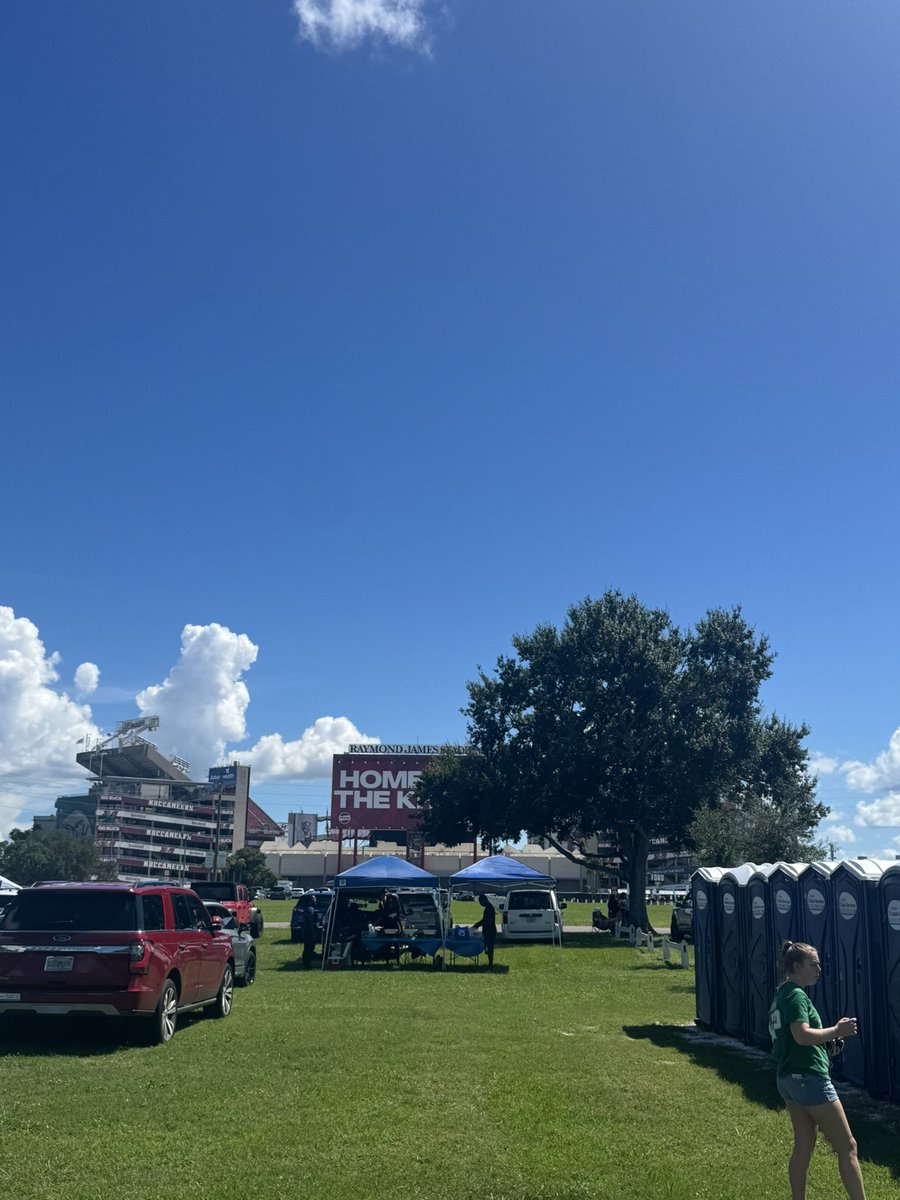 johnsouthIII's tweet photo. There’s a white tear running down my leg. Go Bulls!
-John South III https://t.co/35ipFkArvE