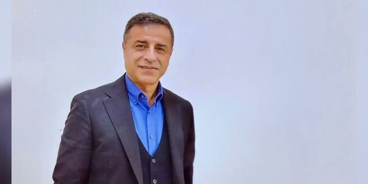 kisadalgamedya's tweet photo. ✒️Kürt siyaseti bölünüyor, Demirtaş bunun neresinde?

DEM, bugün Siyasi Partiler Yasası’ndan kaynaklanan mecburiyet nedeniyle 5’inci kurultayını topluyor. Sadece delegelerin katılacağı bu kurultayda sadece prosedür yerine getirilecek. Mevcut yönetim aynen oylanarak yoluna devam edecek.

Aslında DEM’in bu kurultayı hayli önemliydi. Takvim yetişseydi Abdullah Öcalan’ın partisine bu kurultayda start verilecekti. Ama yetişmedi. Çok anlam yüklenilen kurultay 2027 yılının mart ayında toplanacak. Sürece ilişkin yasal düzenlemeler ve uygulamalar o zamana kadar gerçekleşirse yurtdışından gelen ve cezaevinden çıkan isimlerin de yer alacağı parti yönetimi o kurultayda gerçekleşecek. 

Yurtdışından gelerek parti yönetiminde yer alacak isimler arasında Osman Baydemir’in de adı geçiyor. Selahattin Demirtaş’ın böyle bir parti yönetimde yer alıp almayacağı ise belirsiz. Öcalan partisinde Demirtaş için genel başkanlık düşünülmüyor. Eş kadın Genel Başkan belli; Pervin Buldan.

Öcalan’ın partisini ilk olarak buradaki 1 yıl önce “Öcalan partisi yolda” başlığı ile okumuştunuz. Artık bu hayata geçiyor. Partinin programı bizzat Öcalan tarafından yazılıyor, tüzükte değişiklik olmayacak. Mart ayındaki kurultayda sadece yönetimi değişmeyecek DEM’in adı da değişecek. 

Sedat Bozkurt ( @sedattbozkurtt ) yazdı...

https://t.co/abGIvxRBU3