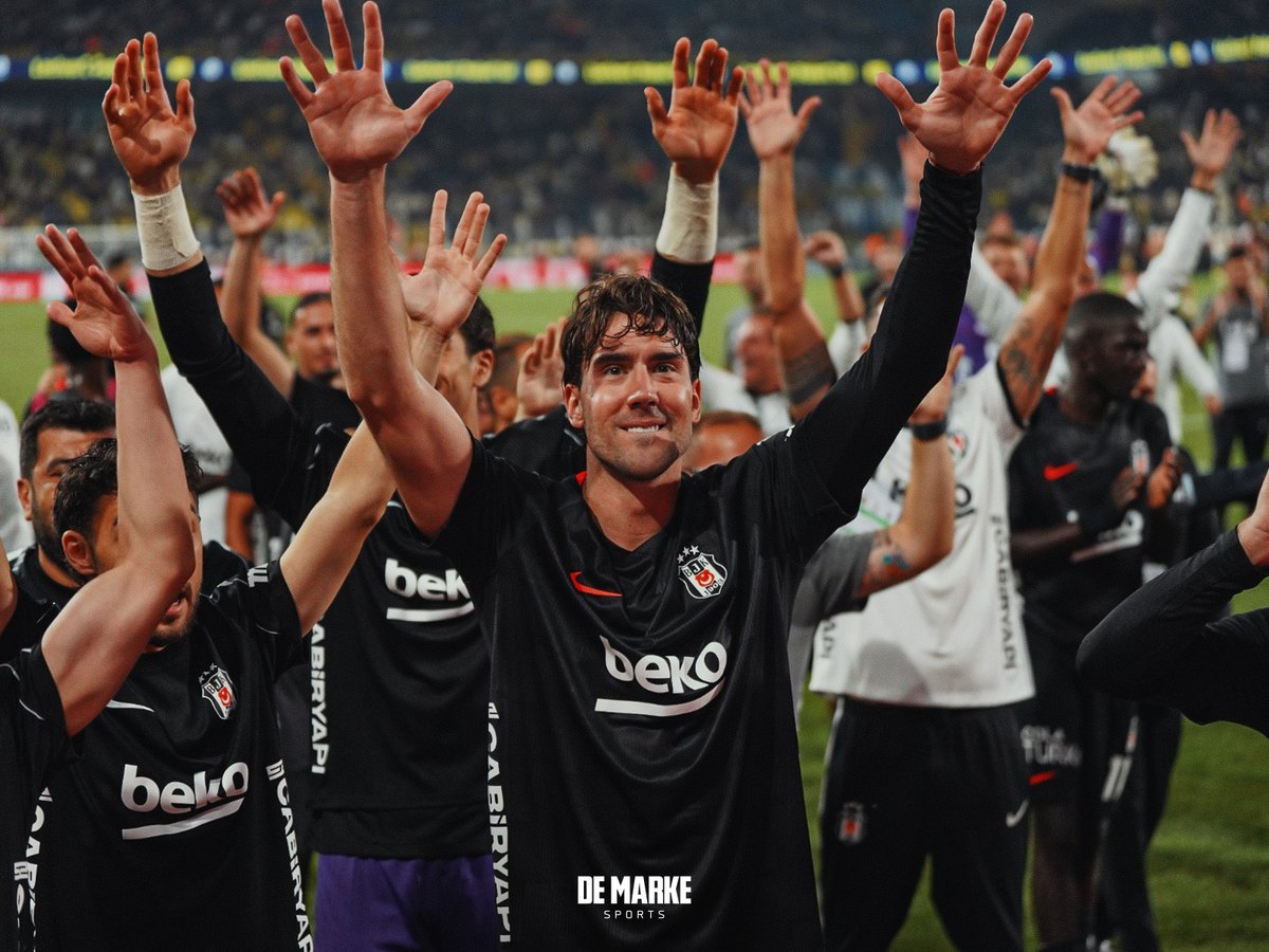 demarkesports's tweet photo. Dusan Vlahovic, ilk derbi galibiyetini taraftarlarla kutladı. https://t.co/8gIHMh79f6