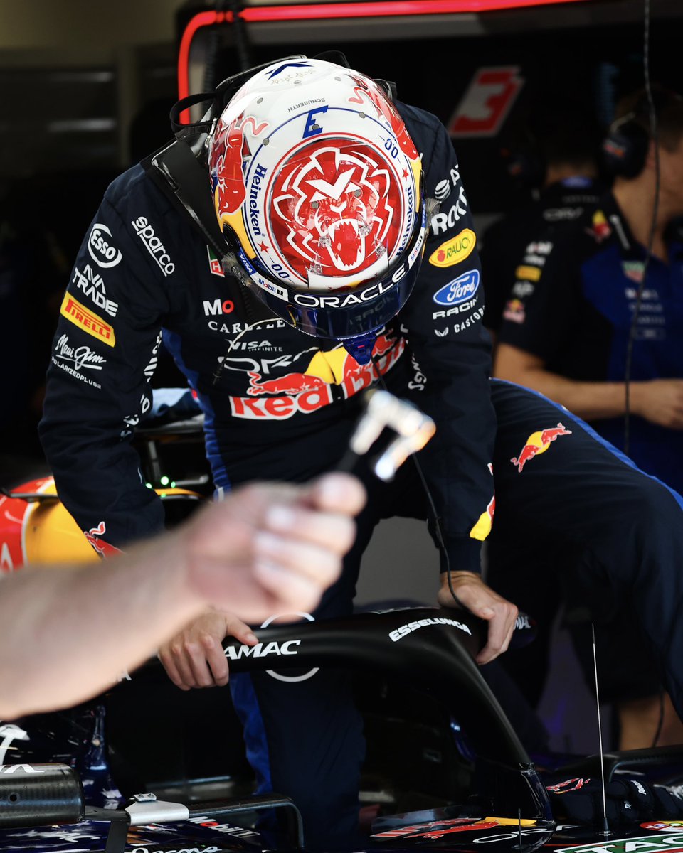 VerstappenCOM's tweet photo. Love seeing the season helmet back out on track 😍

#ItalianGP https://t.co/m33Fhgy11w